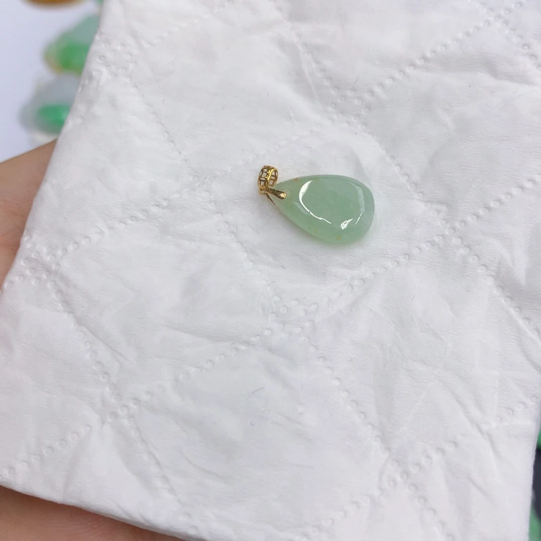 翡翠18K金镶嵌颈饰翡翠