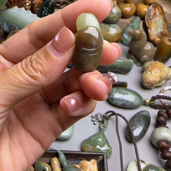 玉蚕豆精美手工雕刻