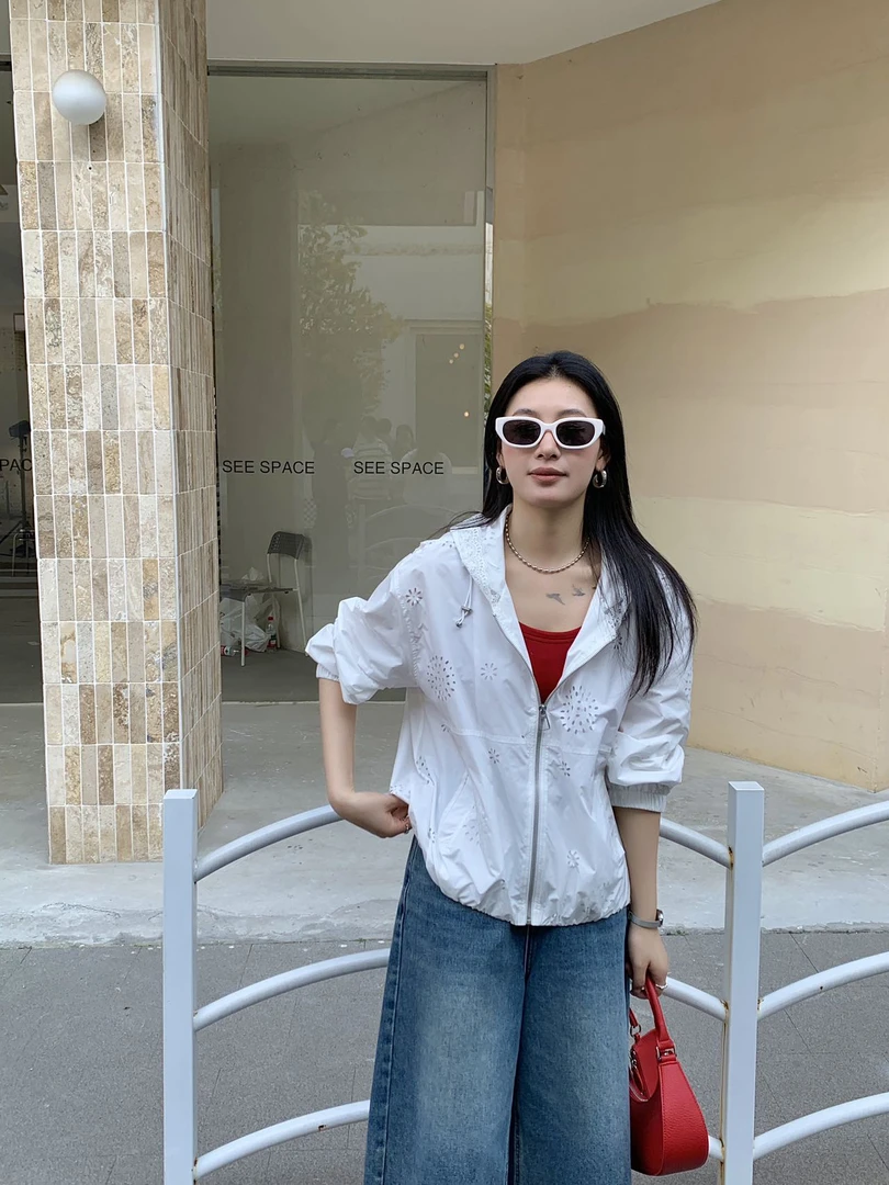 轩轩魅丽依族27-230 网状内衬镂空烧花连帽休闲薄款短防晒服外套