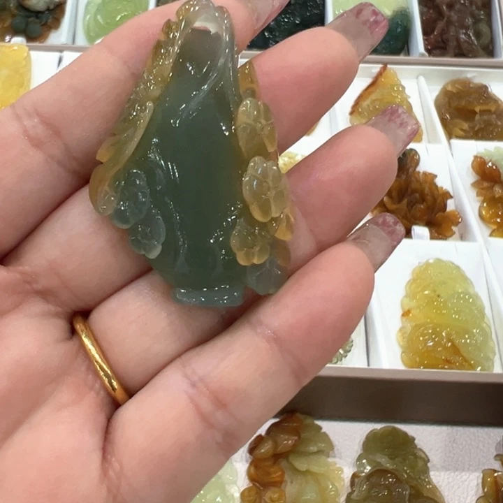 蛇纹石玉未镶嵌颈饰