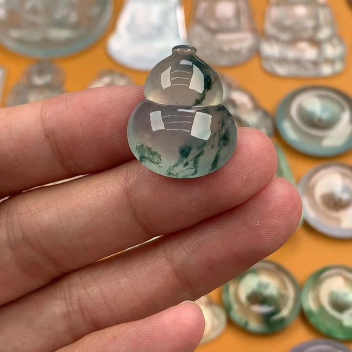 翡翠未镶嵌颈饰….