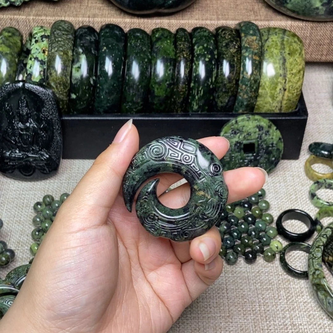 蛇纹石玉未镶嵌颈饰岁***?