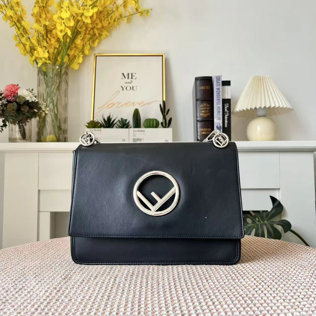 95新 FENDI/芬迪 黑色牛皮Kan I 银扣单肩斜挎包