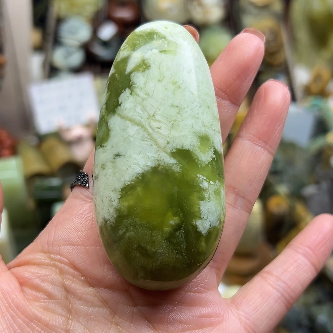 岫玉未镶嵌颈饰岫玉青提手玩