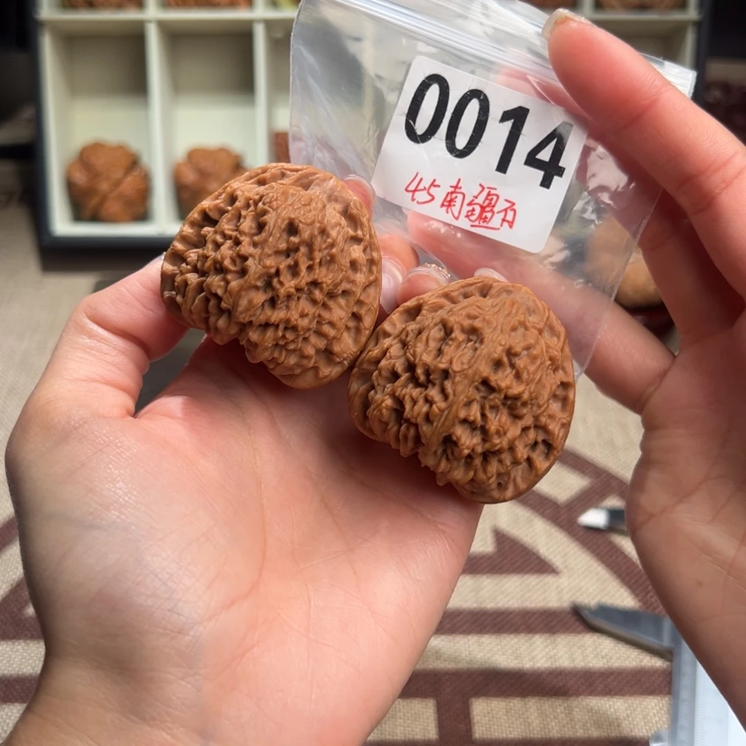45南疆石文玩核桃