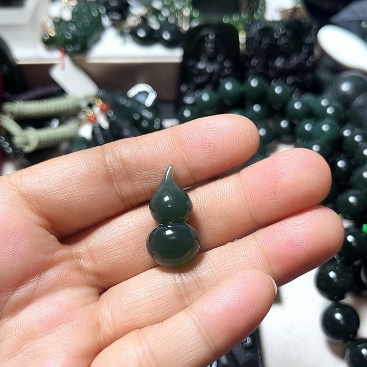 奔***梦蛇纹石玉未镶嵌颈饰