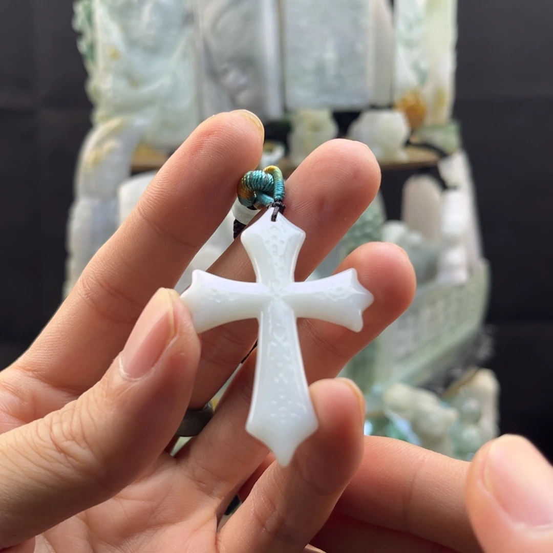 翡翠未镶嵌颈饰十字架