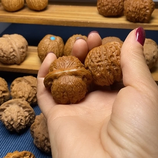 ꧁***꧂文玩核桃把件37尺血麒麟带镶嵌