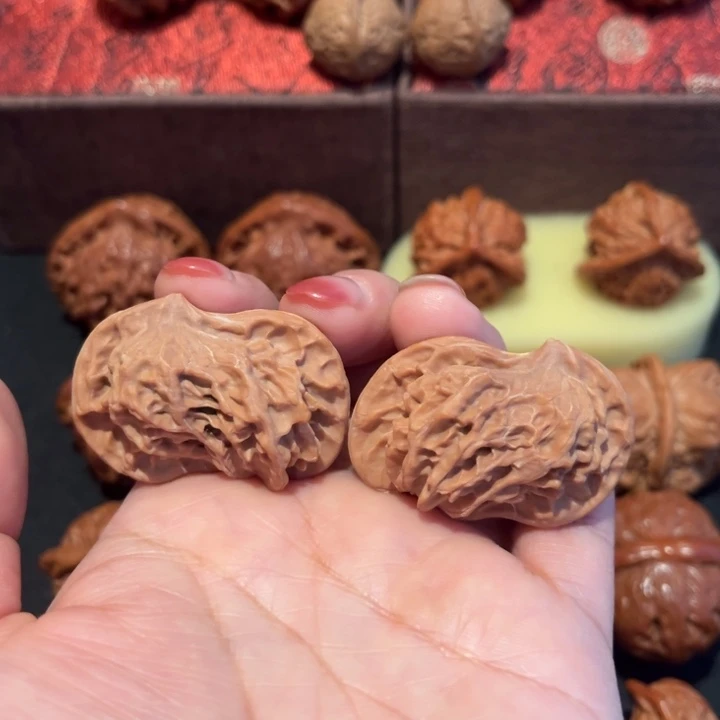 文玩核桃吊坠犀牛望月