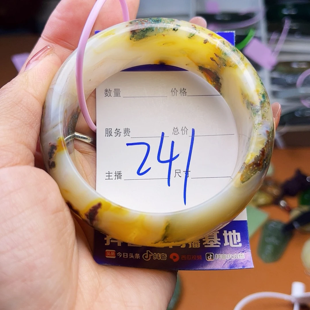 颈饰未镶嵌石英岩玉