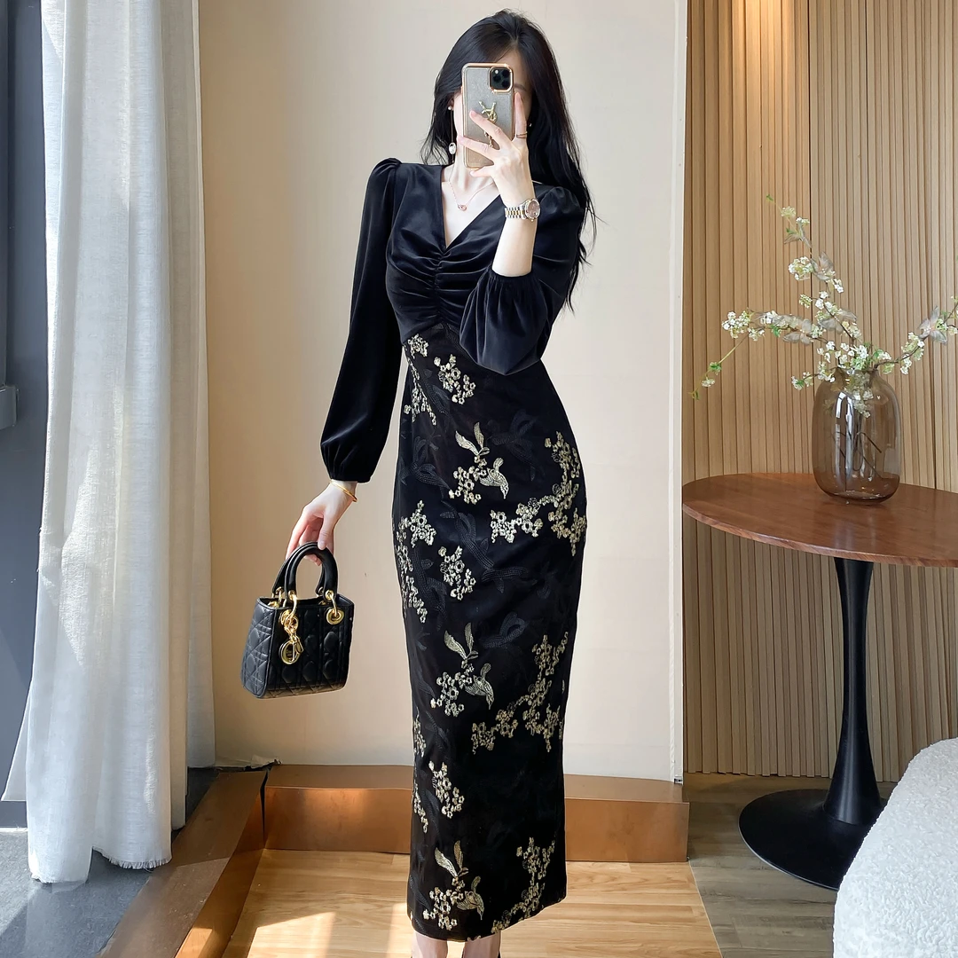 赫本风黑色碎花连衣裙女2025秋季时尚气质轻熟名媛风V领中长裙子