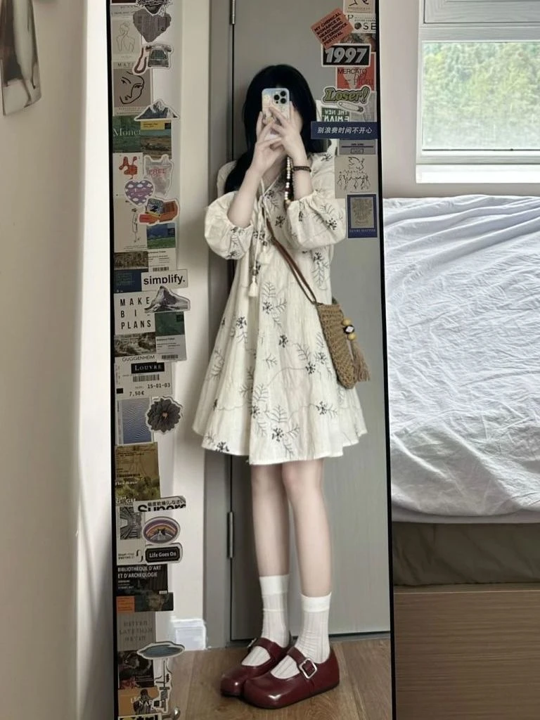 法式复古重工刺绣出游度假连衣裙夏季新款甜美流苏娃娃裙女显瘦