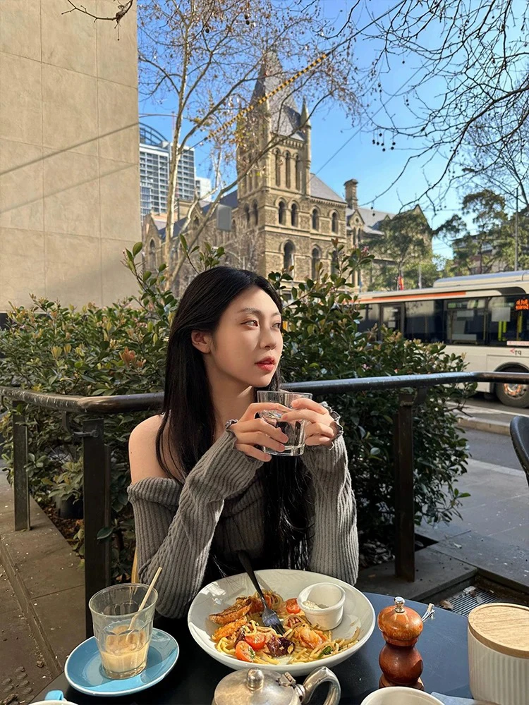 2434灰色一字肩上衣