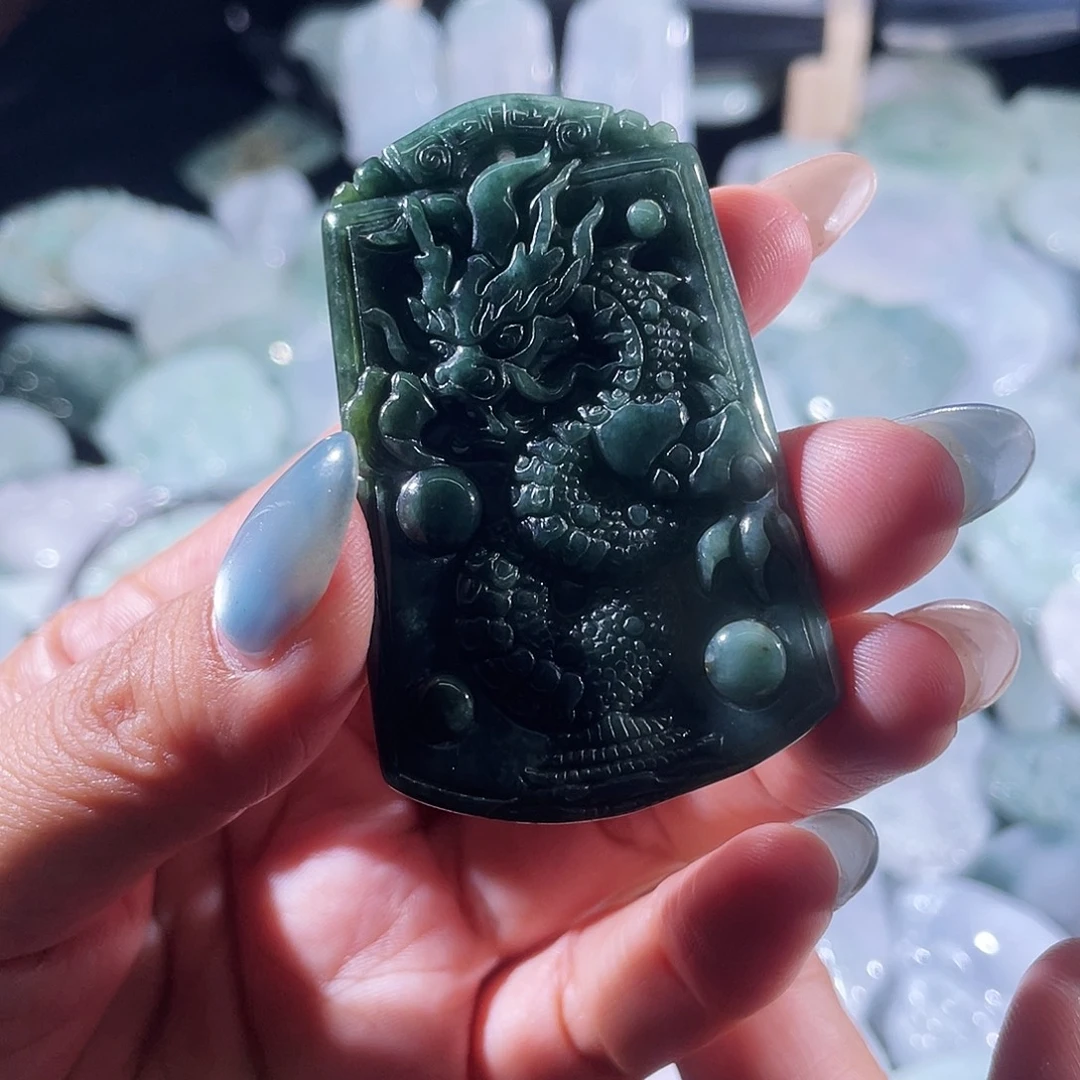 翡翠未镶嵌颈饰龙牌