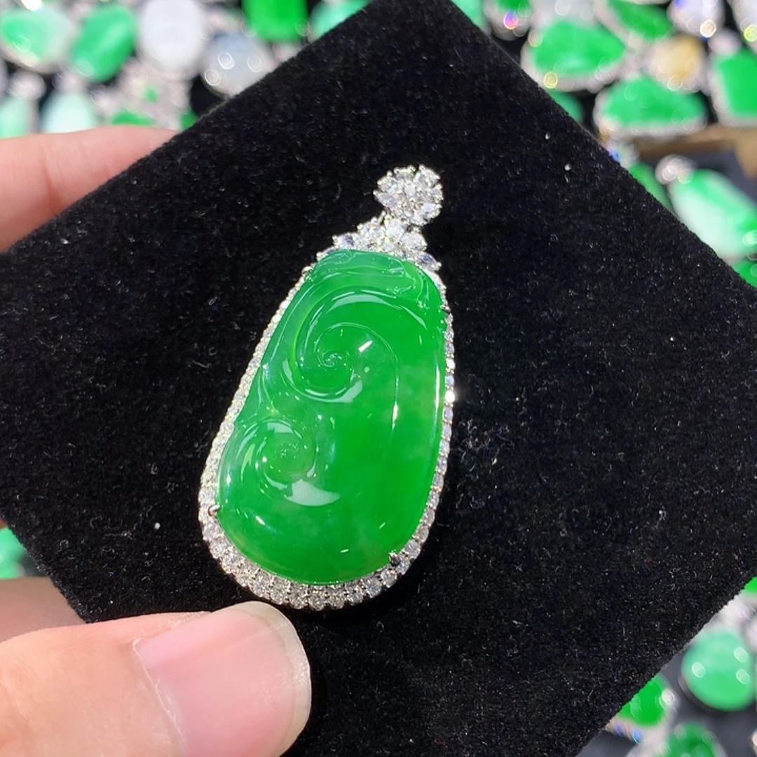 翡翠18K金镶嵌颈饰