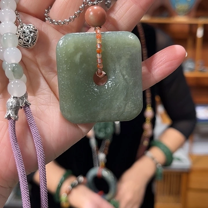 颈饰未镶嵌和田玉（糖玉）