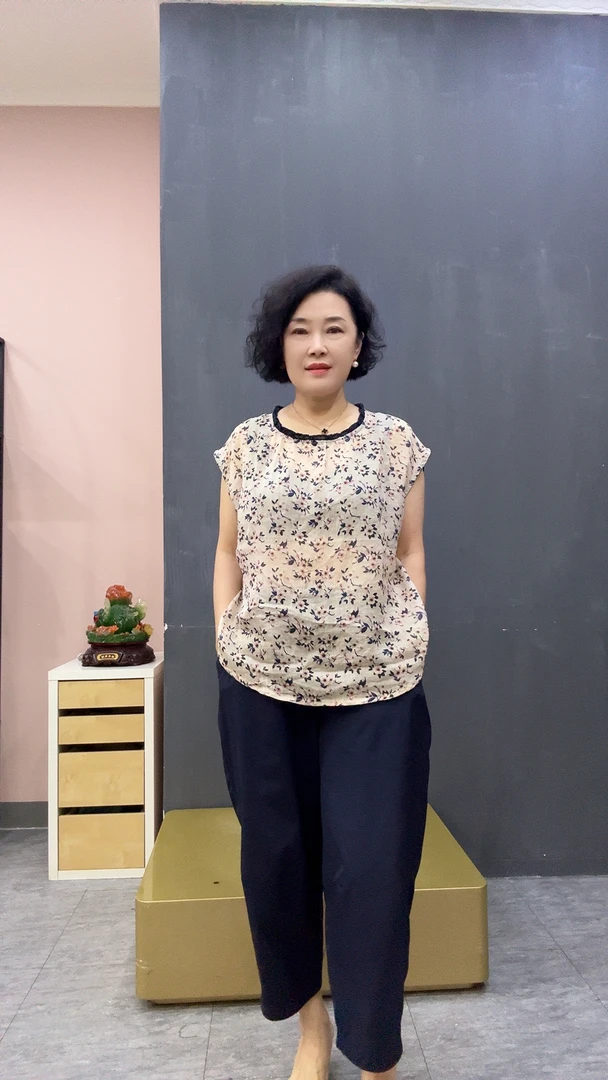 新款时尚减龄麻料上衣