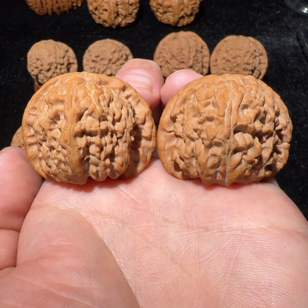 文玩核桃吊坠白狮子