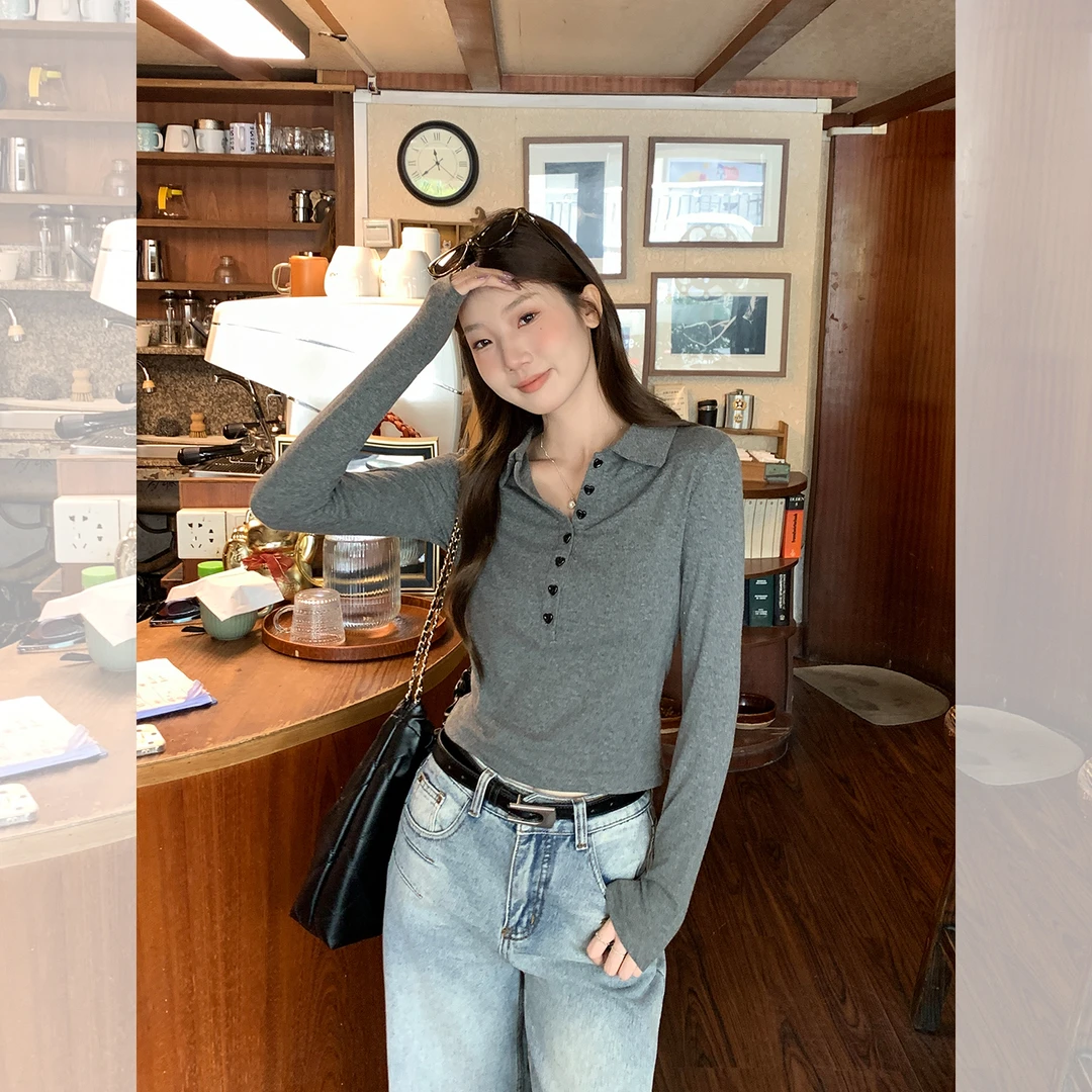 2025秋季新款深灰色长袖女修身显瘦翻领爱心扣子针织上衣