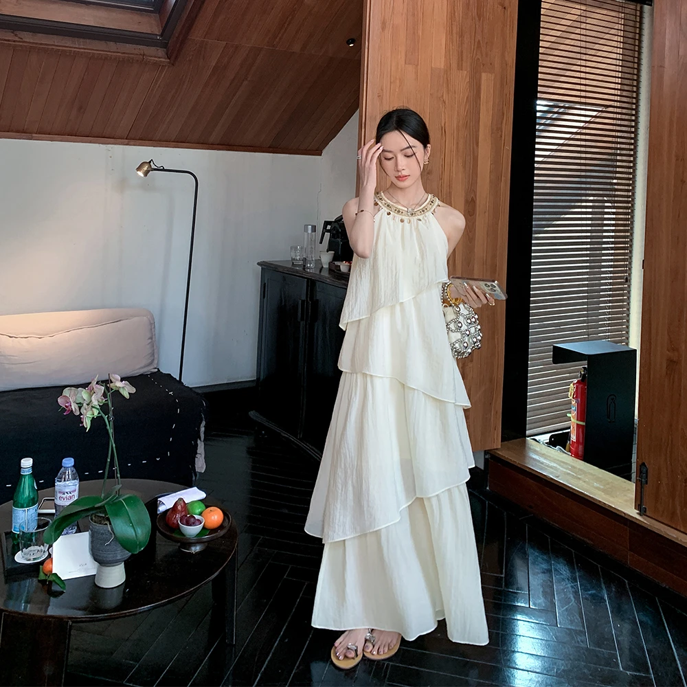 缤菓binguo 米白色重工挂脖连衣裙女2025夏新款遮肉显瘦蛋糕裙