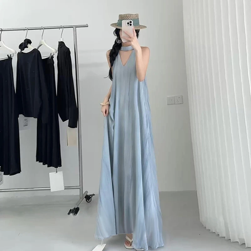 法式高级感巨好看挂脖连衣裙子女夏季2025新款海边度假风V领长裙
