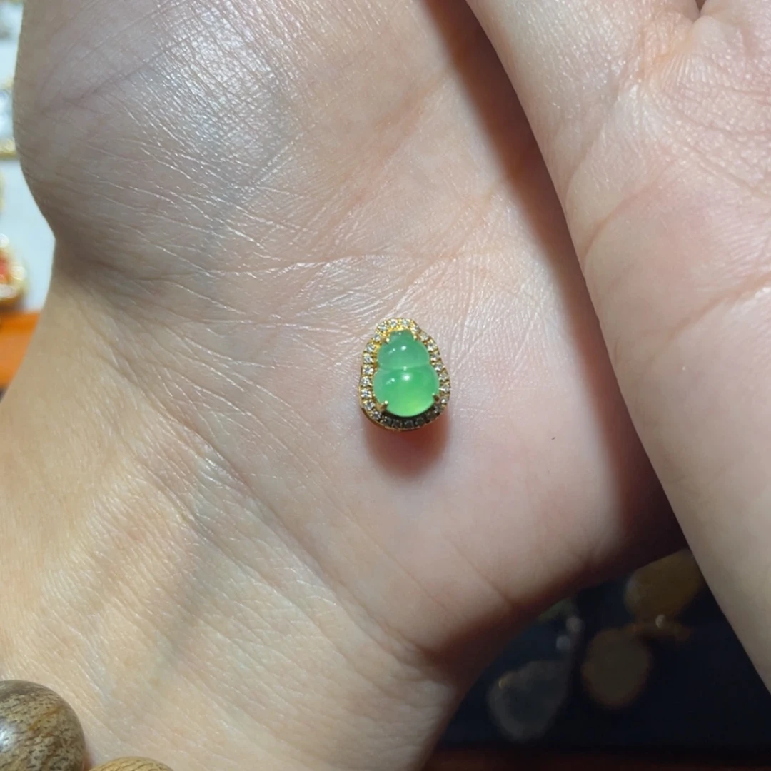 【闪购商品】颈饰18K金镶嵌翡翠建****窗