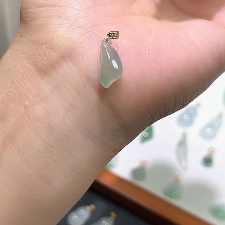 颈饰18K金镶嵌翡翠