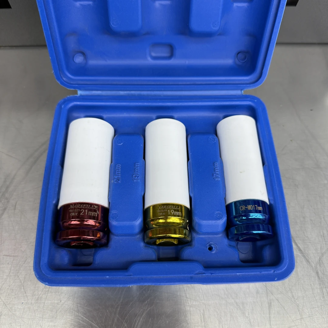 直播间福利3件套轮胎套筒工具+马赛德斯产品图册一份