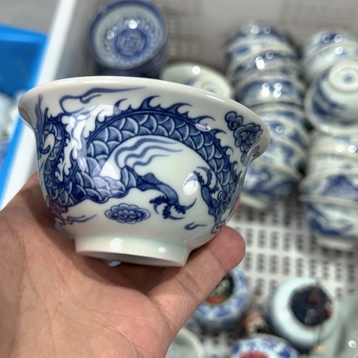 瓷片白青花铠甲龙压手杯全品