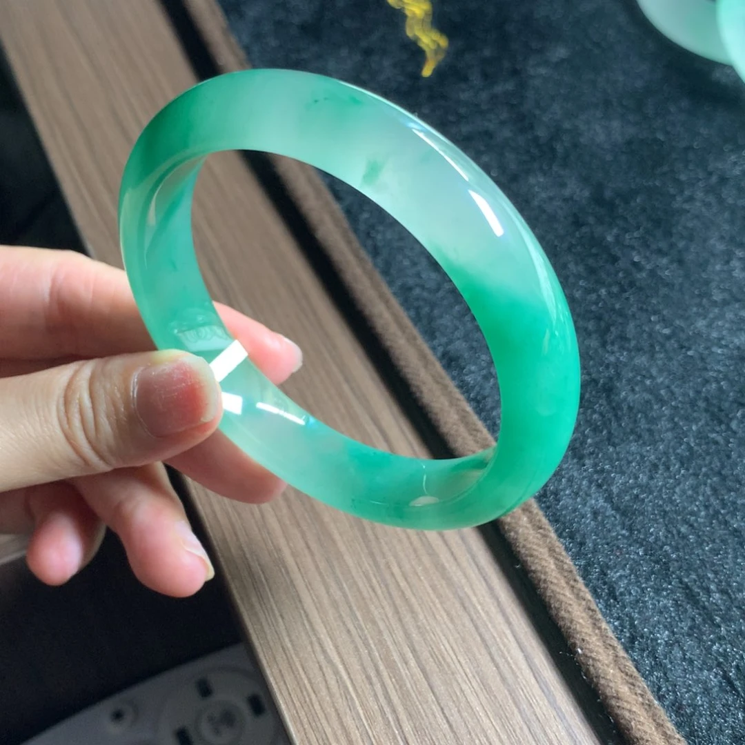 石英质玉（非洲翠）手镯未镶嵌