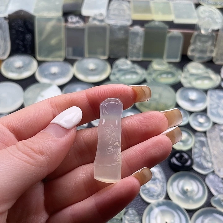 岫玉未镶嵌颈饰竹节