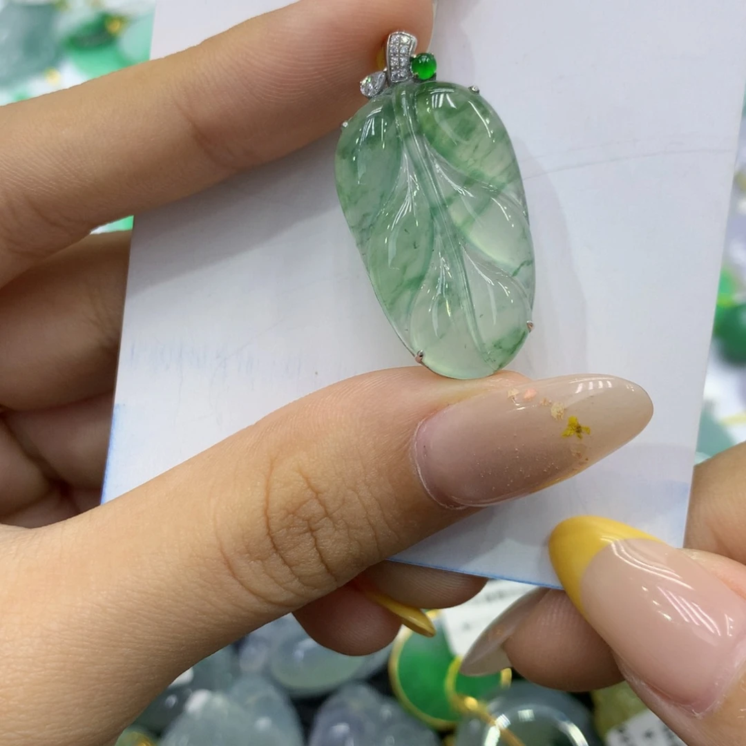 颈饰18K金镶嵌翡翠