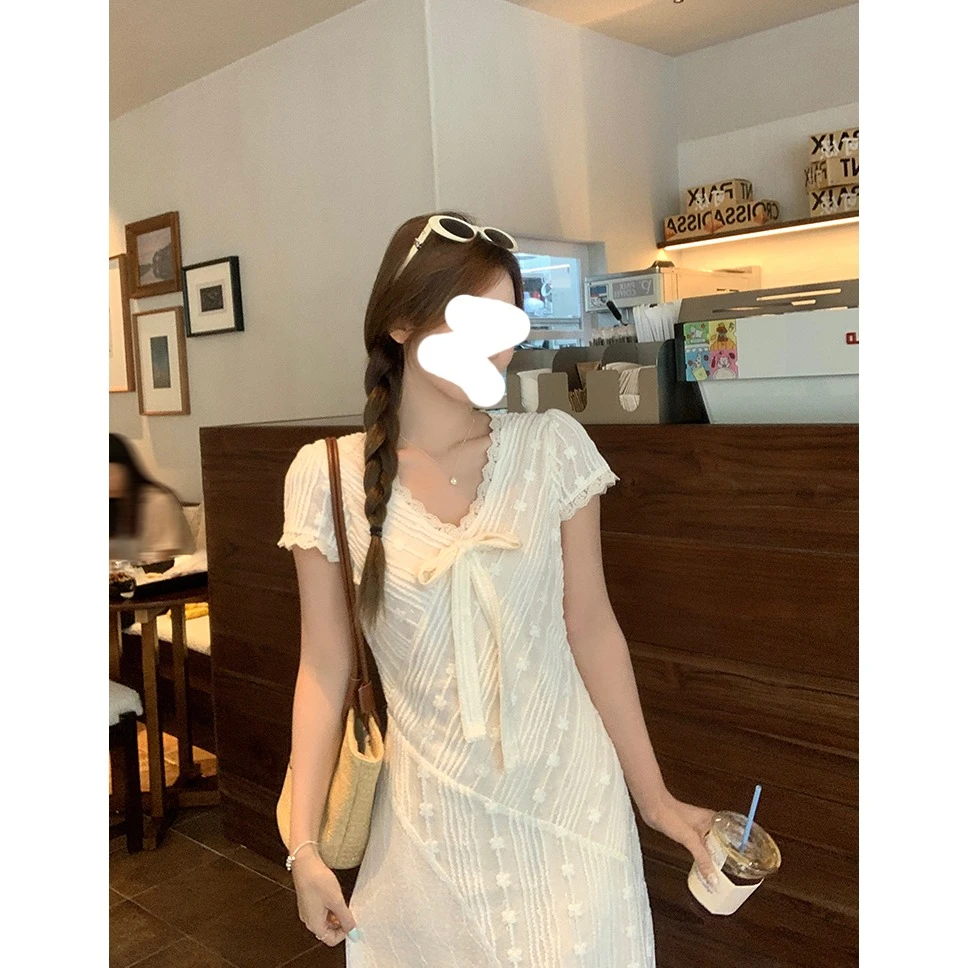 甜美收腰长裙女2025夏新款法式温柔风蕾丝拼接V领杏色连衣裙