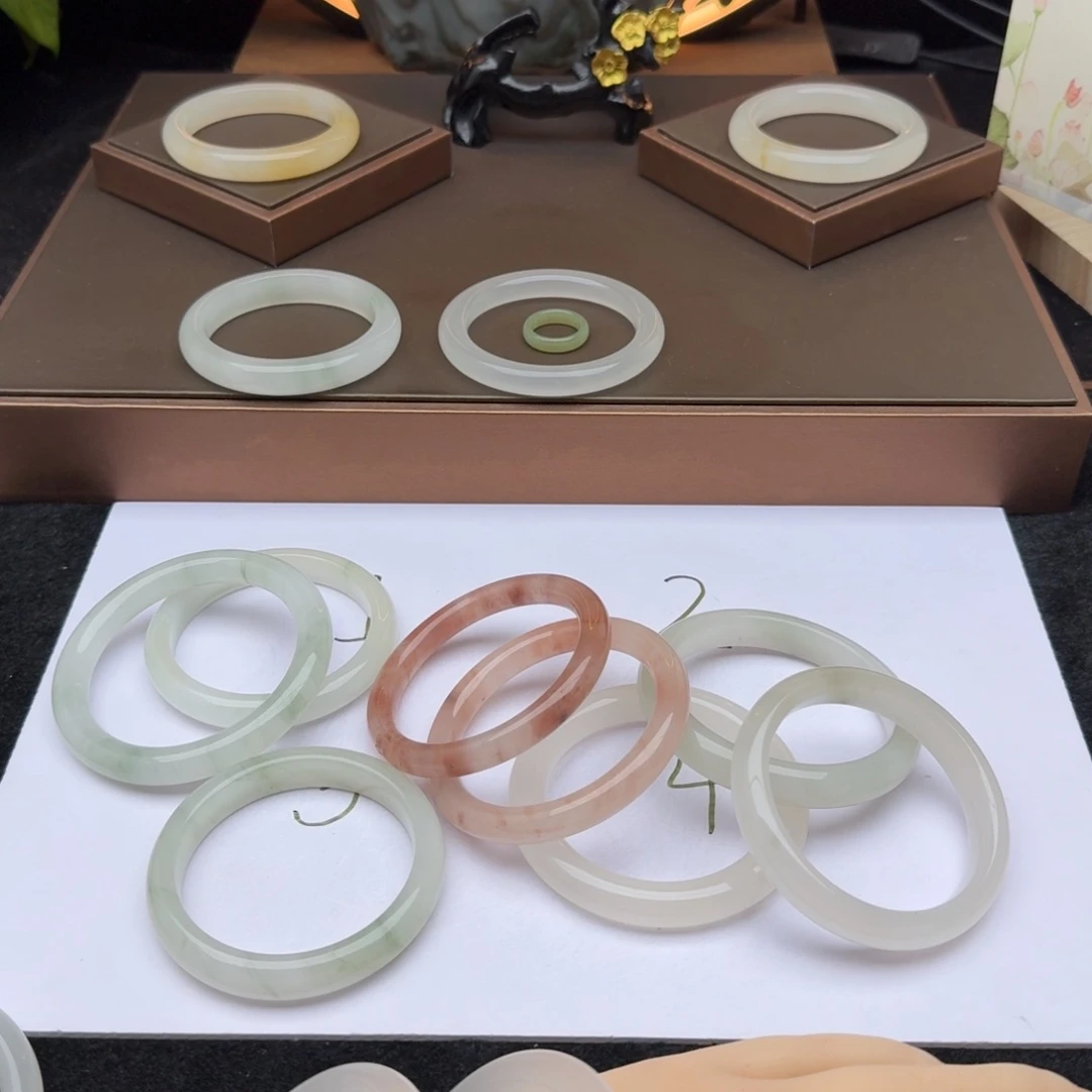 石英质玉手镯未镶嵌是***～