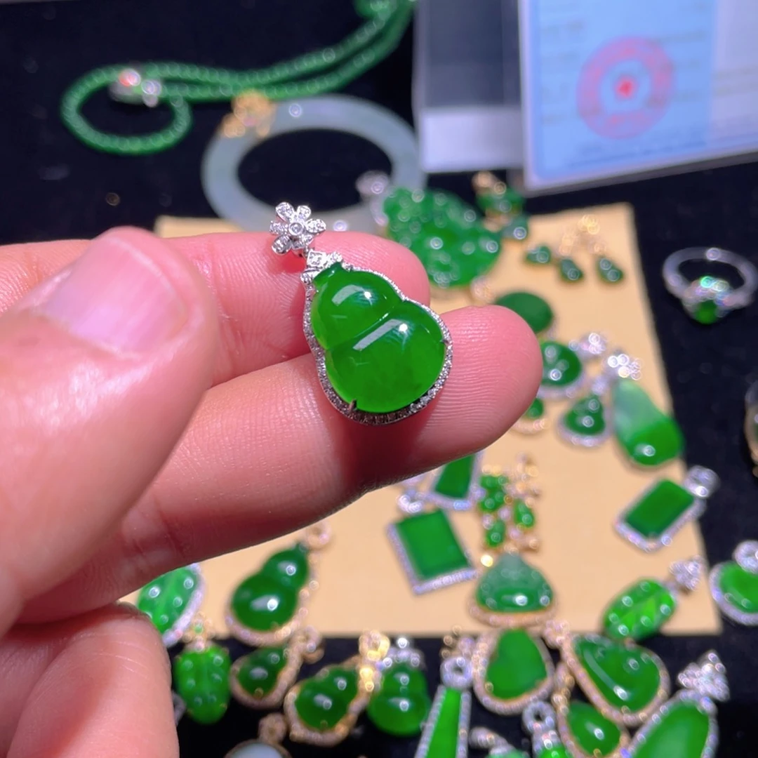 翡翠颈饰18K金镶嵌翡翠