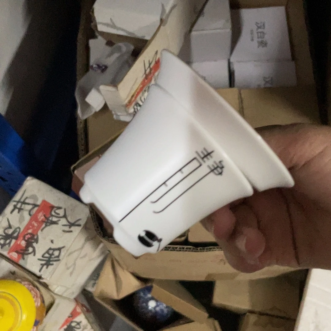 搪瓷杯子里还有很多东西
