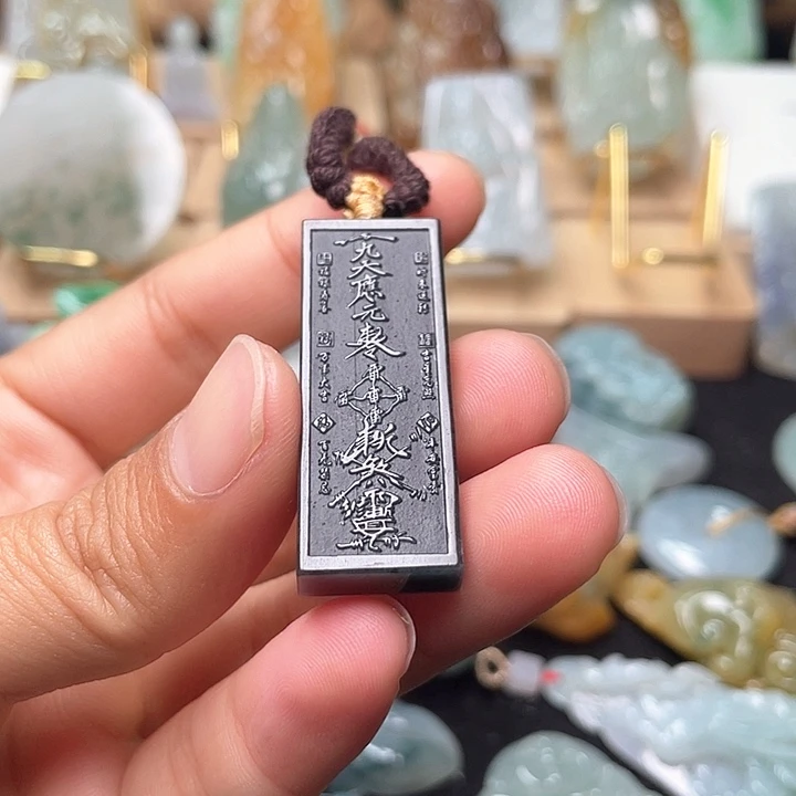 翡翠颈饰未镶嵌?***虎