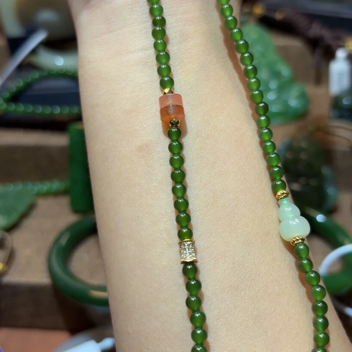 颈饰未镶嵌和田玉（碧玉）