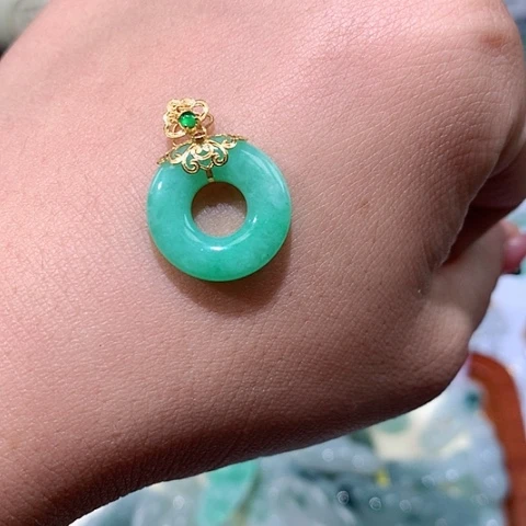 颈饰18K金镶嵌翡翠