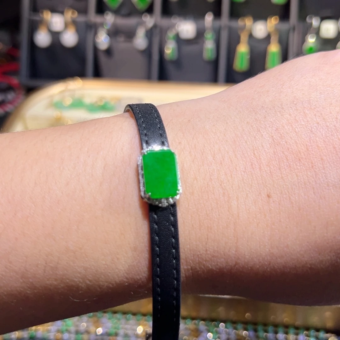 翡翠18K金镶嵌颈饰表款