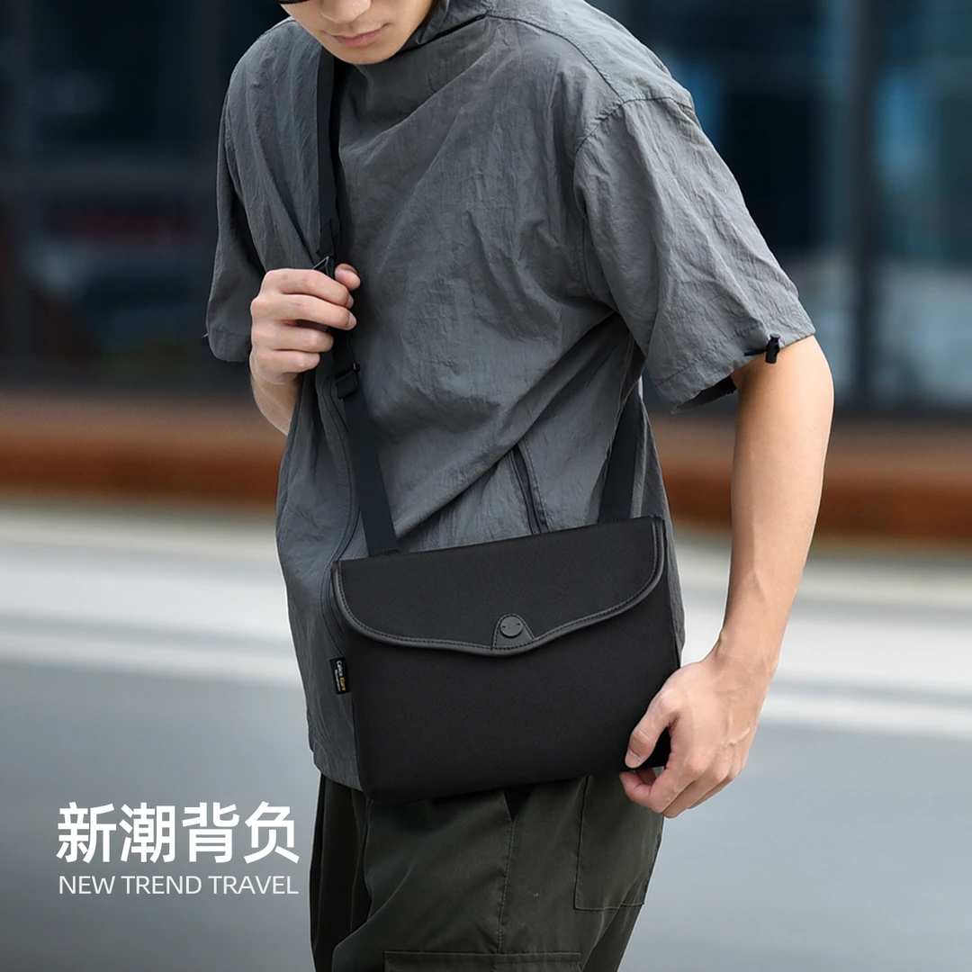新款简约男士单肩斜挎包休闲通勤牛津布胸前斜跨包小方包薄款潮流