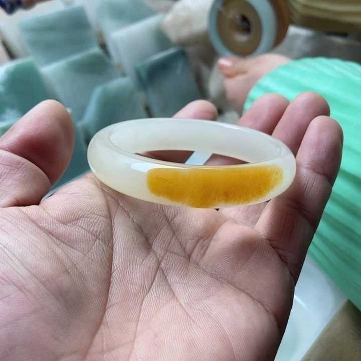 石英质玉手镯未镶嵌心***光