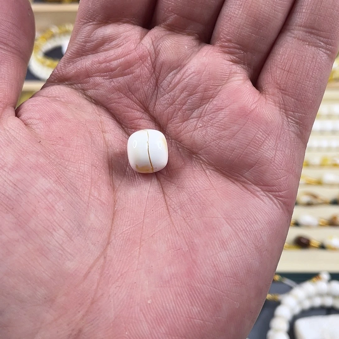 琥珀裸石未镶嵌杰*白