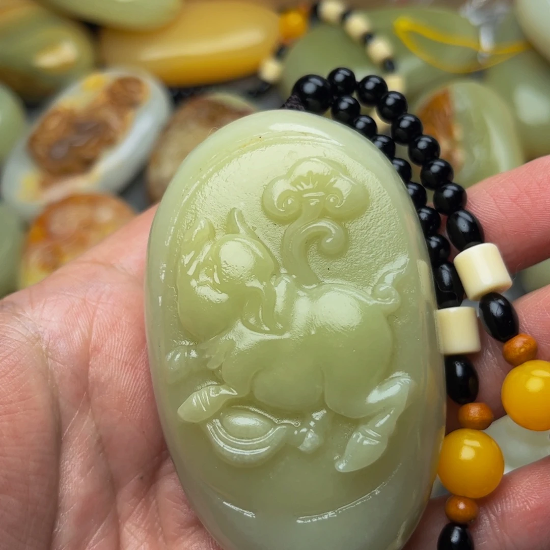 石材方解石手把件猪