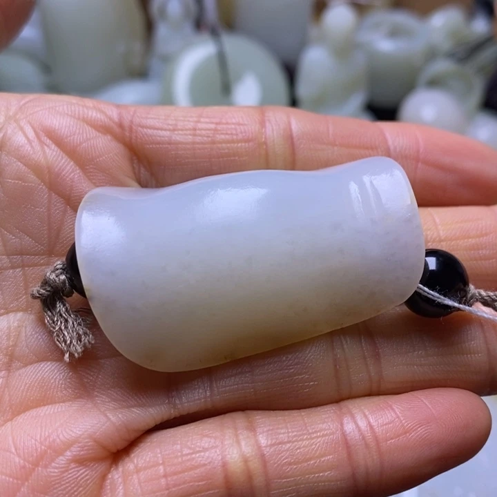 和田玉未镶嵌把件