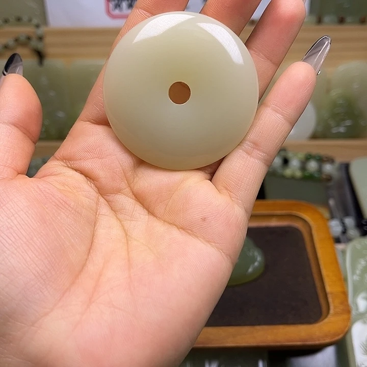 ℒ***宝天然玉石平安扣卡50mm