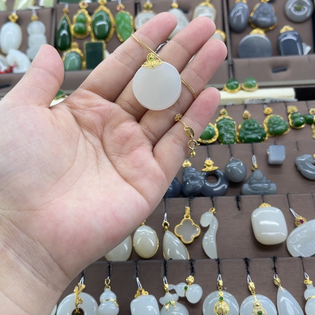 和田玉18K金镶嵌吊坠(赠链)