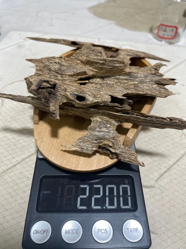 沉香老房梁虫漏，清末明初房梁少许虫漏沉香，深度醇化，清香甜爽