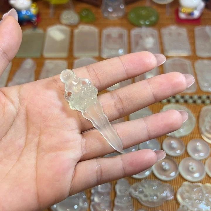 岫玉未镶嵌岫玉白冰挂件玉剑