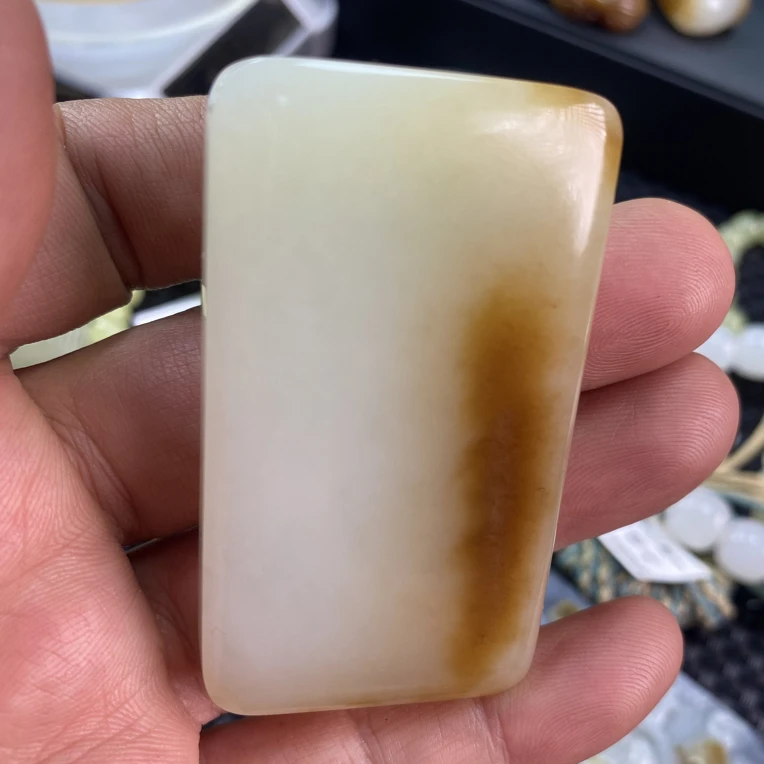 新疆和田玉且末金山矿糖白无事牌59.3*34.6*12重69克